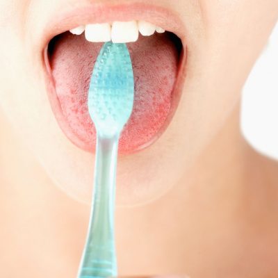 A importância de escovar a língua
